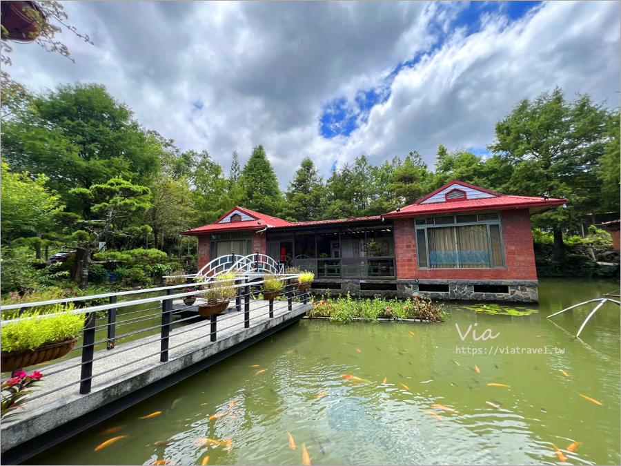 埔里美食》南投桃米生態村餐廳～土角厝水上庭園餐廳，傳說中的水上旋轉餐桌…..下次再試！