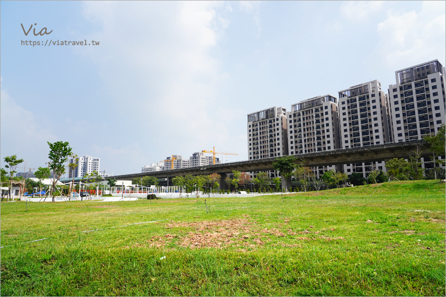 台中最新公園》太平馬卡龍公園～全台最高戶外溜滑梯玩翻天！還有專為毛小孩設計的寵物樂園，跟著Via一起來搶鮮看～