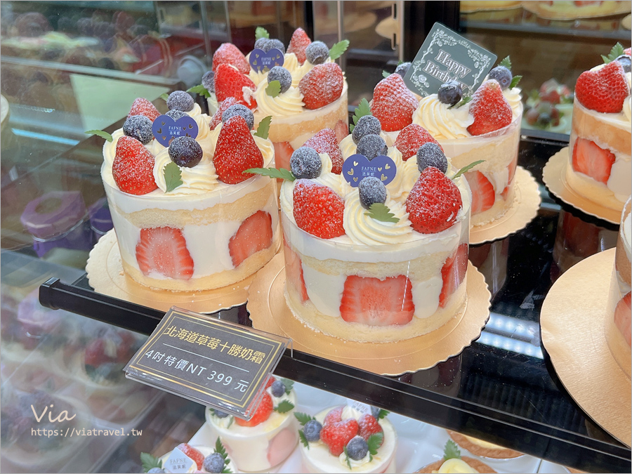 台中蛋糕》法芙妮烘焙甜點～在地人狠推！人氣北海道草莓蛋糕超邪惡，大魯閣新時代新分店報到！