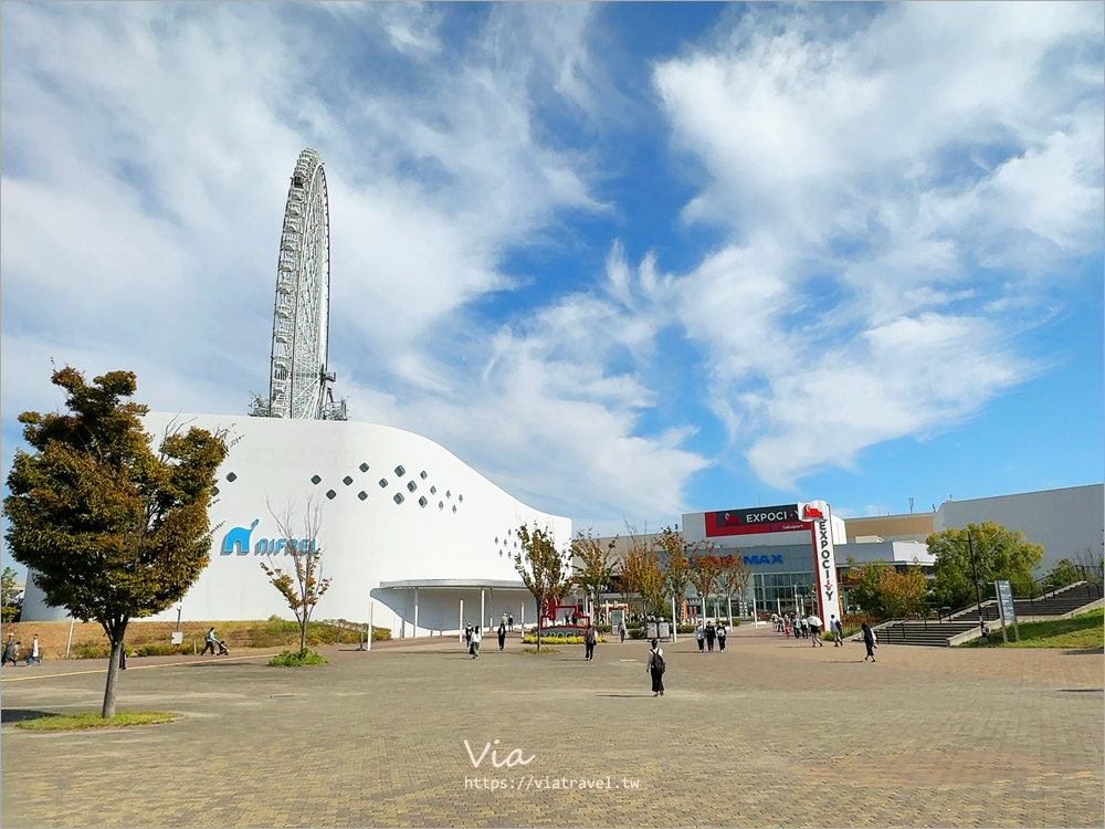 大阪萬博紀念公園》大阪必去景點地標～太陽之塔！還有季節限定的火紅波波草美景一次收集！