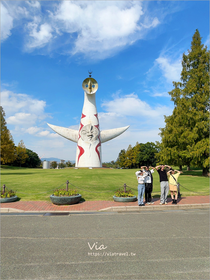 大阪萬博紀念公園》大阪必去景點地標～太陽之塔！還有季節限定的火紅波波草美景一次收集！