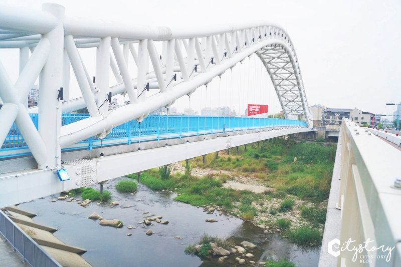 台中北屯景點》海天橋～台中IG打卡熱點，藍白自行車景觀橋怎麼拍都好看