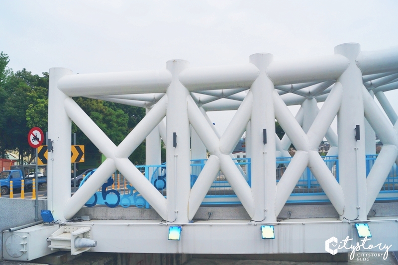 台中北屯景點》海天橋～台中IG打卡熱點，藍白自行車景觀橋怎麼拍都好看