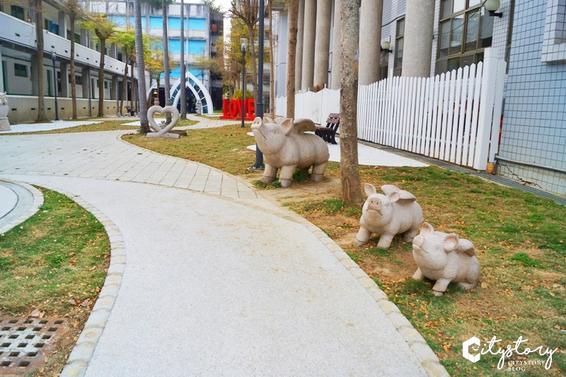 台中霧峰》貓頭鷹教堂-台中市立圖書館霧峰以文分館旁-白色七彩玻璃愛情教堂