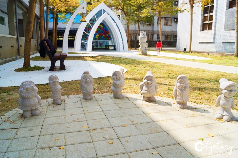 台中霧峰》貓頭鷹教堂-台中市立圖書館霧峰以文分館旁-白色七彩玻璃愛情教堂