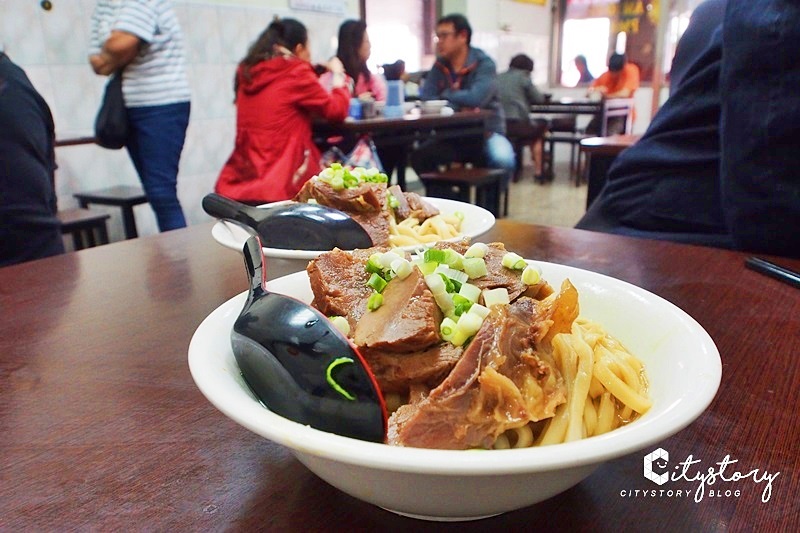 高雄鹽埕區美食》港園牛肉麵～在地人推薦-老字號排隊名店，實在好吃