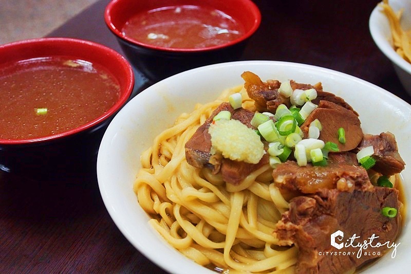 高雄鹽埕區美食》港園牛肉麵～在地人推薦-老字號排隊名店，實在好吃