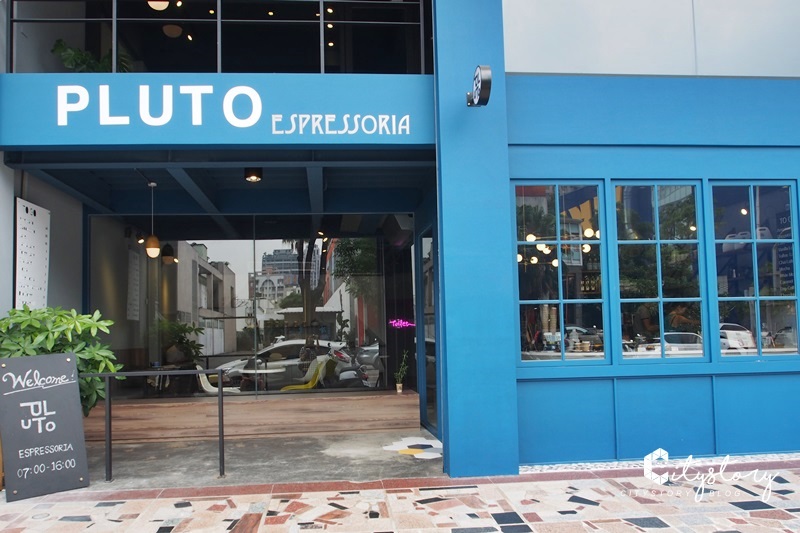 台中早午餐》Pluto Espressoria～藍色系早午餐店面-喝一杯香濃可可吧