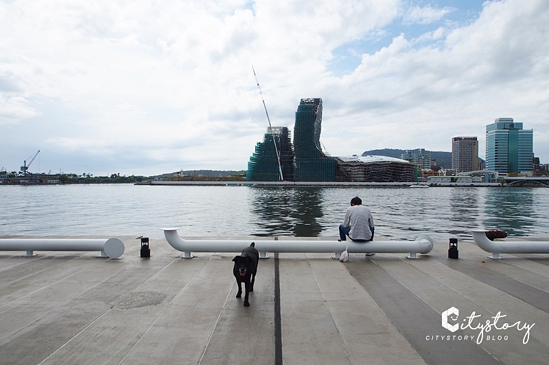 高雄景點》海洋文化及流行音樂中心～陸上大鯨魚輕軌旅數字IG景點