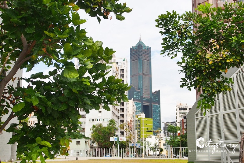 高雄景點》海洋文化及流行音樂中心～陸上大鯨魚輕軌旅數字IG景點