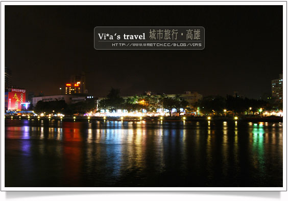 高雄旅遊景點》高雄哪裡好玩～愛河愛之船夜景