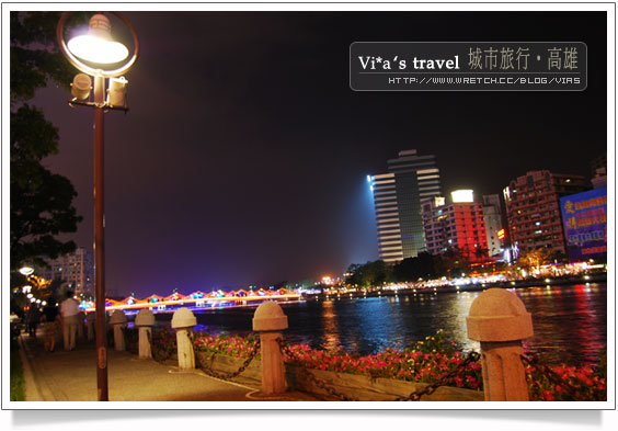 高雄旅遊景點》高雄哪裡好玩～愛河愛之船夜景