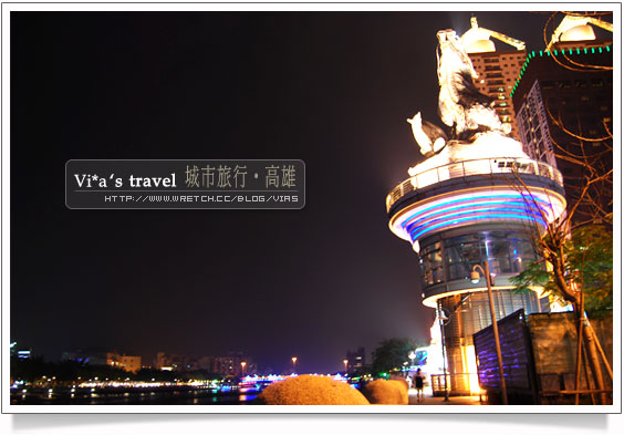 高雄旅遊景點》高雄哪裡好玩～愛河愛之船夜景