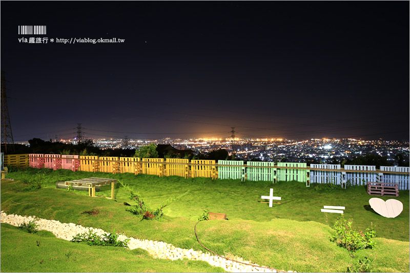 台中夜景景點》鰲峰山觀景平台～免費開放‧台中最夯夢幻夜景！鰲峰玉帶天空步道約會去！